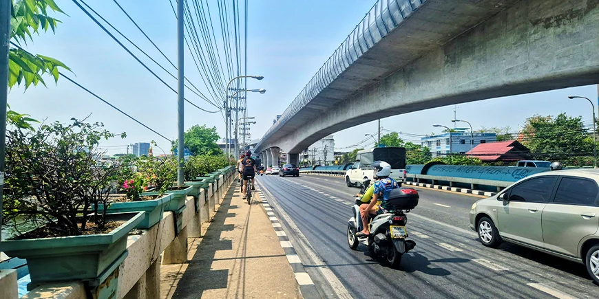 On a bicycle tour through the streets of Bangkok